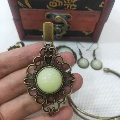 Moda Desenli Koyu Reçine Takı Setinde Glow